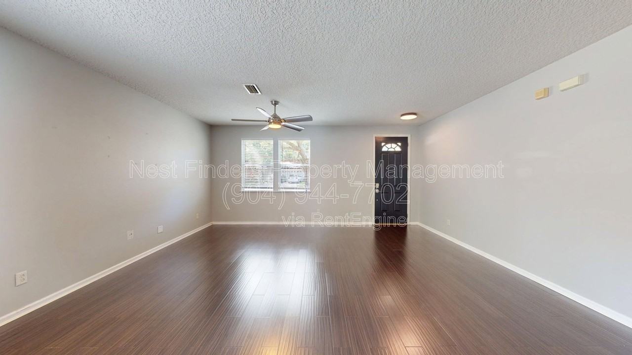 1063 Collinswood Dr W - Photo 4 of 46