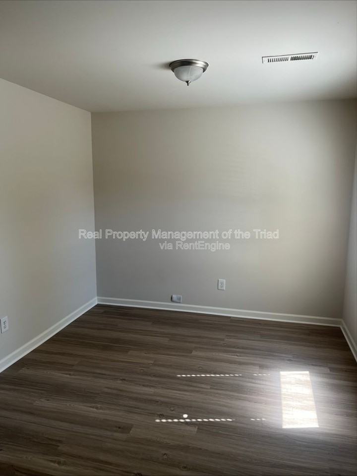 3802 Bellingham Ct - Photo 4 of 16