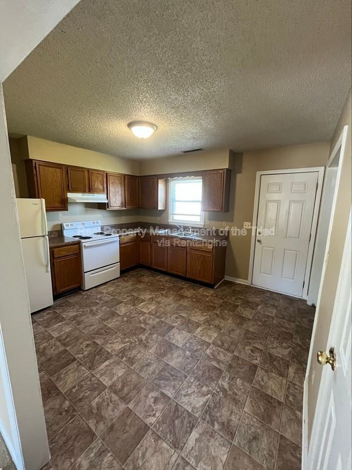 1703 10th St #A - Photo 2 of 11