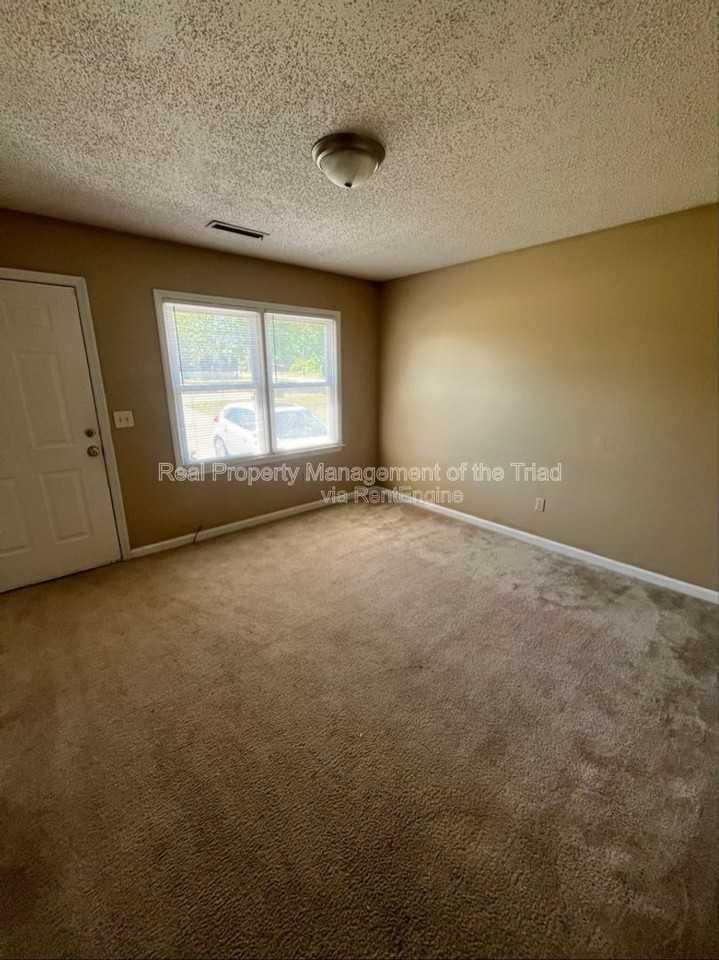 1703 10th St #A - Photo 5 of 11