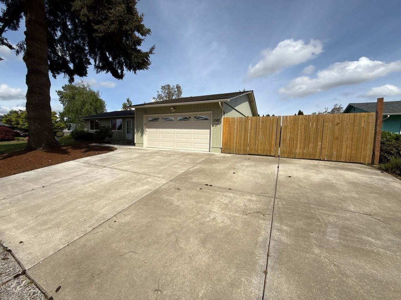 1507 Freeman Ct Ne - Photo 3 of 32