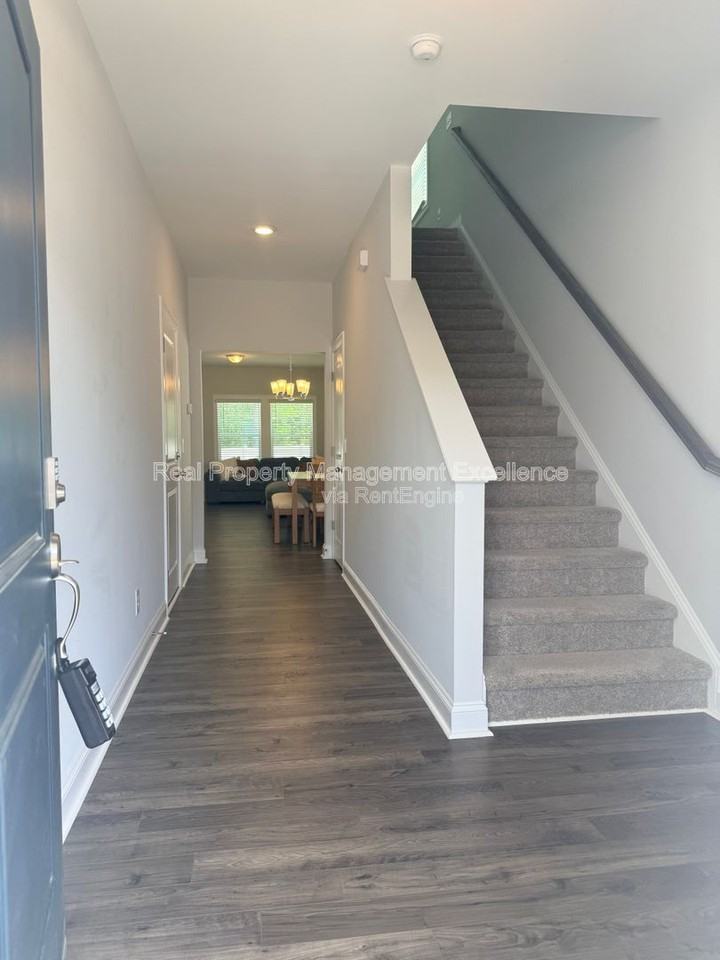 540 Barrington Row Ave - Photo 2 of 47