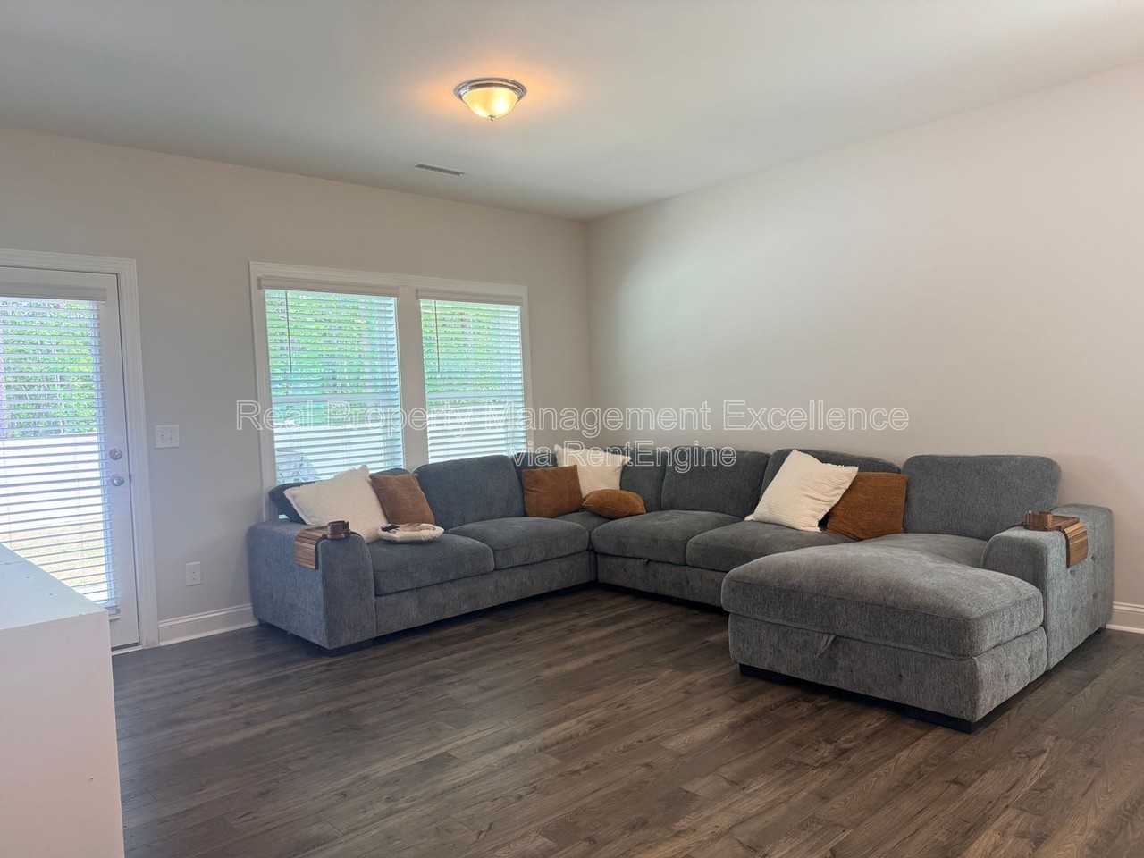 540 Barrington Row Ave - Photo 7 of 47