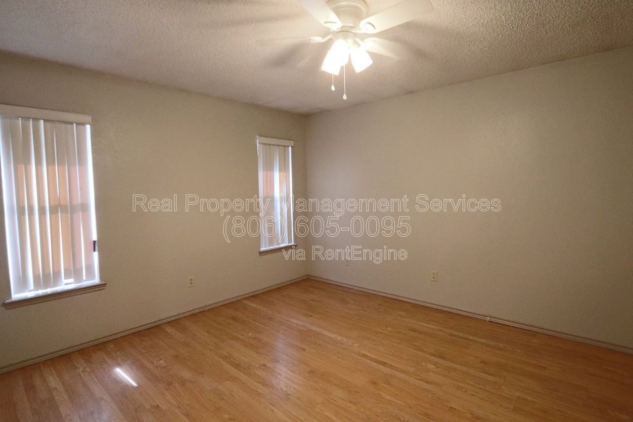 8606 Avenue V - Photo 7 of 12