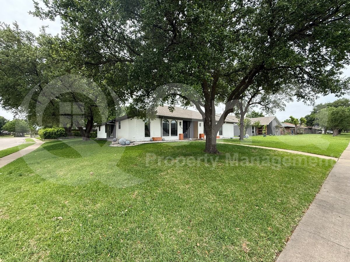 914 Hillsdale Dr - Photo 3 of 23