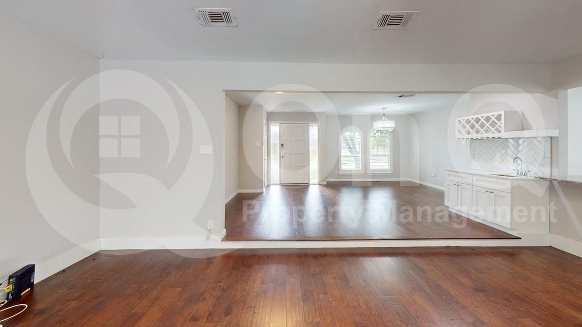 914 Hillsdale Dr - Photo 4 of 23