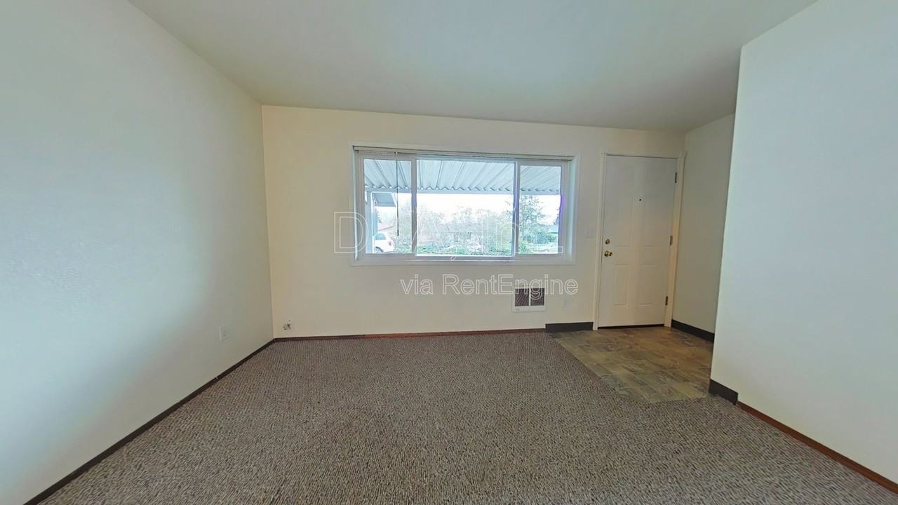 855 Nw Oak Ave - Photo 2 of 9