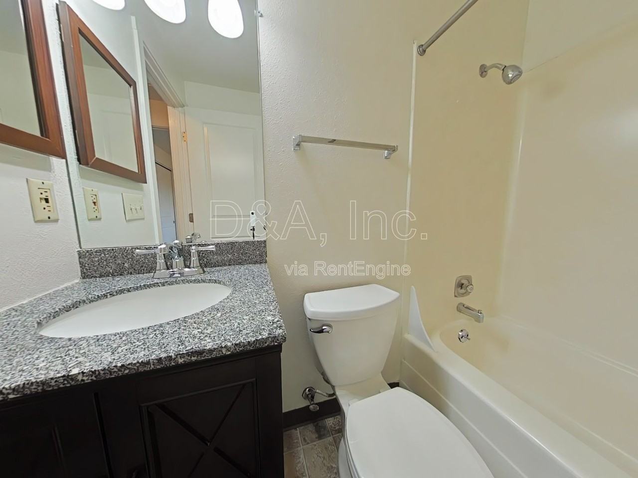 855 Nw Oak Ave - Photo 7 of 9