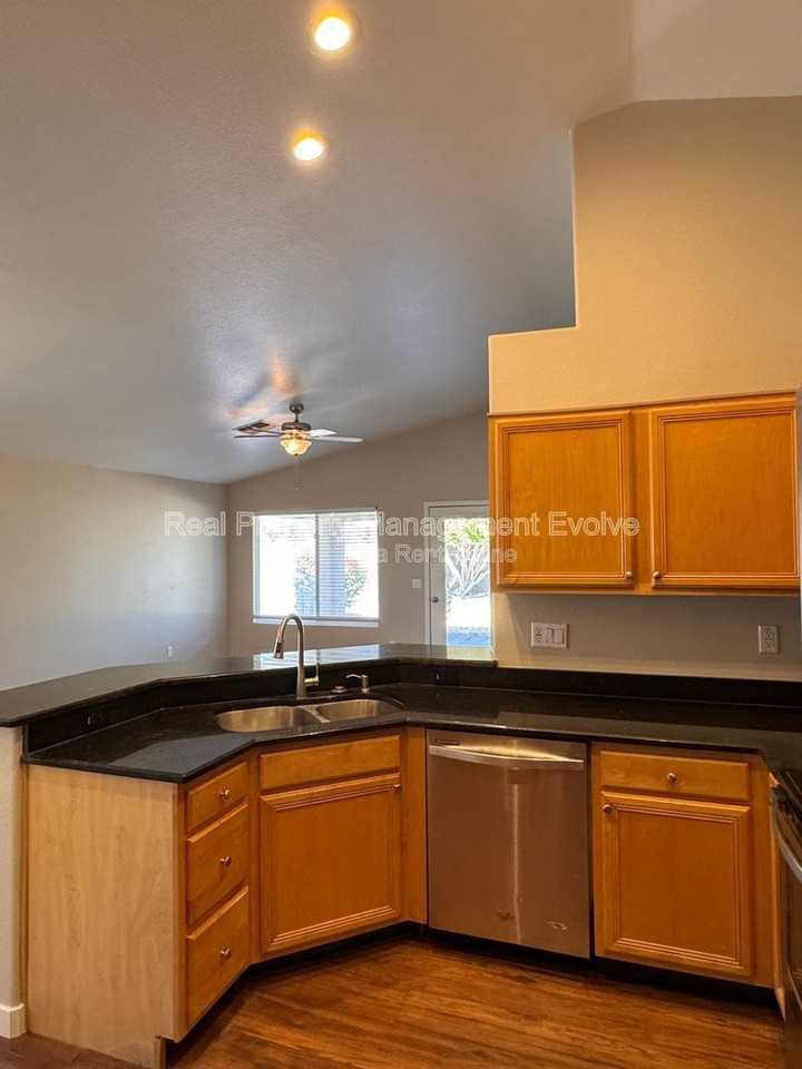 22297 N 76th Dr - Photo 7 of 28