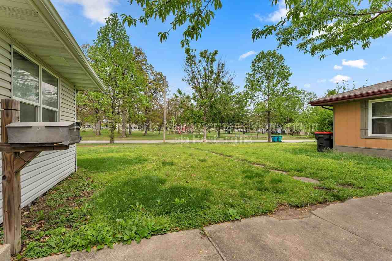 716 E Locust St #A - Photo 3 of 25