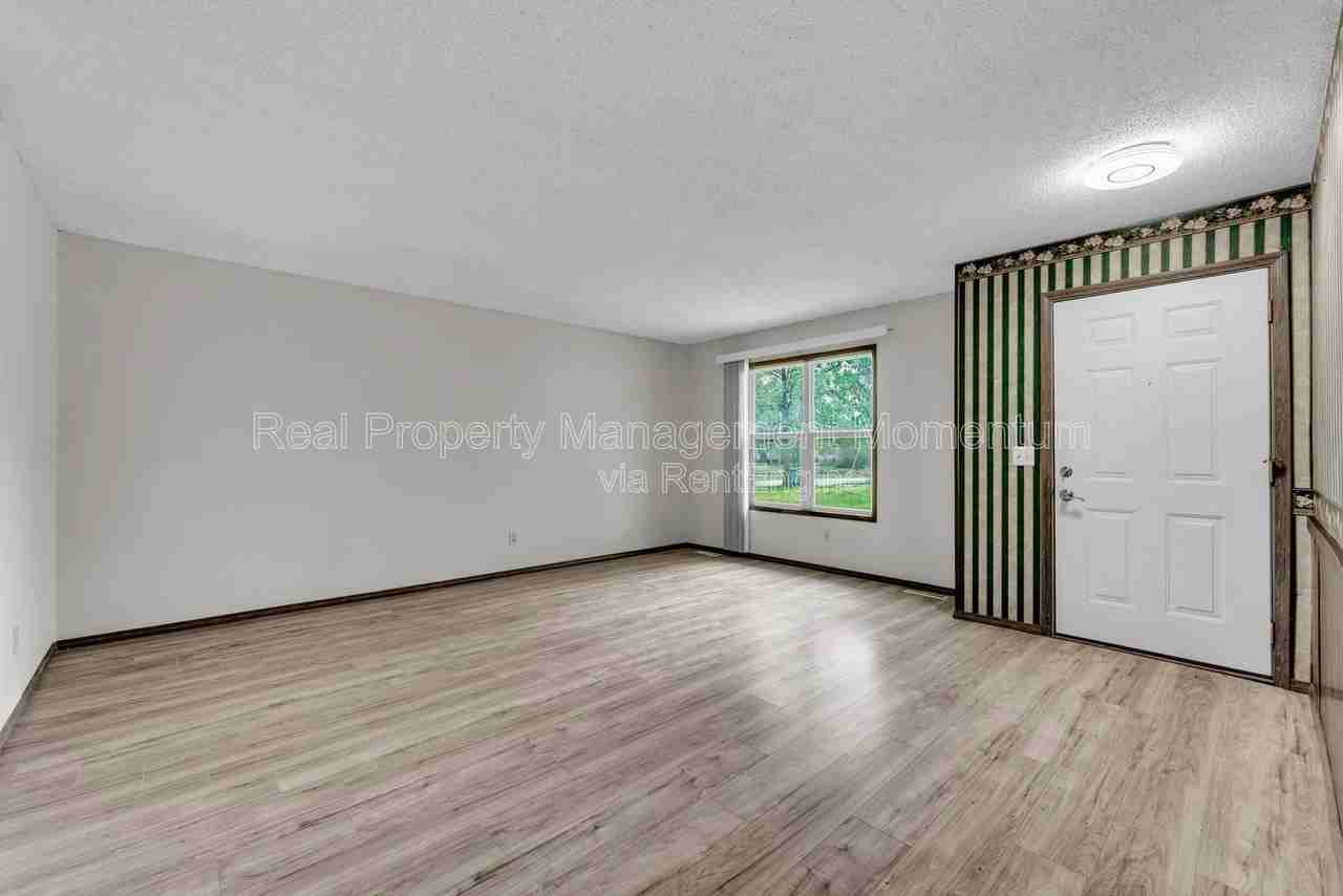 716 E Locust St #A - Photo 5 of 25