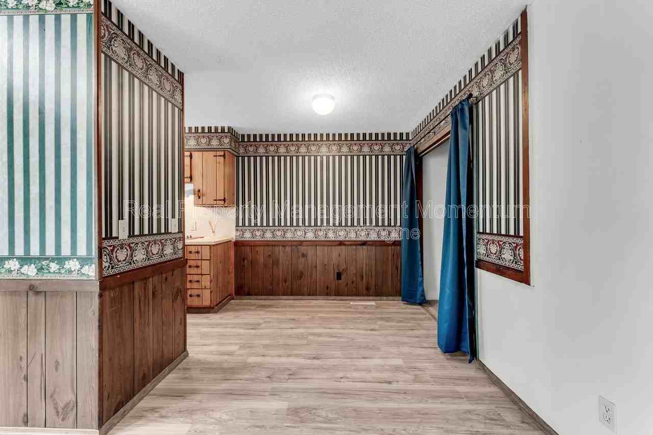 716 E Locust St #A - Photo 7 of 25