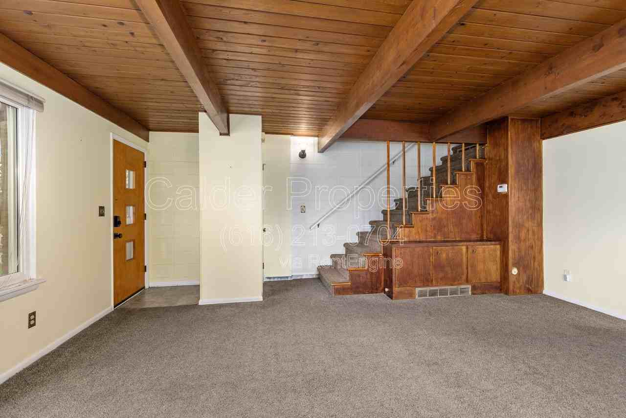 841 Houseman Ave Ne - Photo 5 of 30