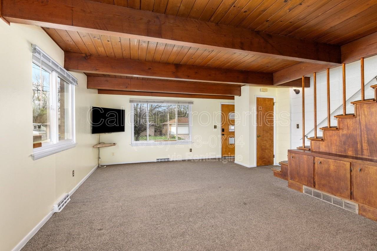 841 Houseman Ave Ne - Photo 6 of 30