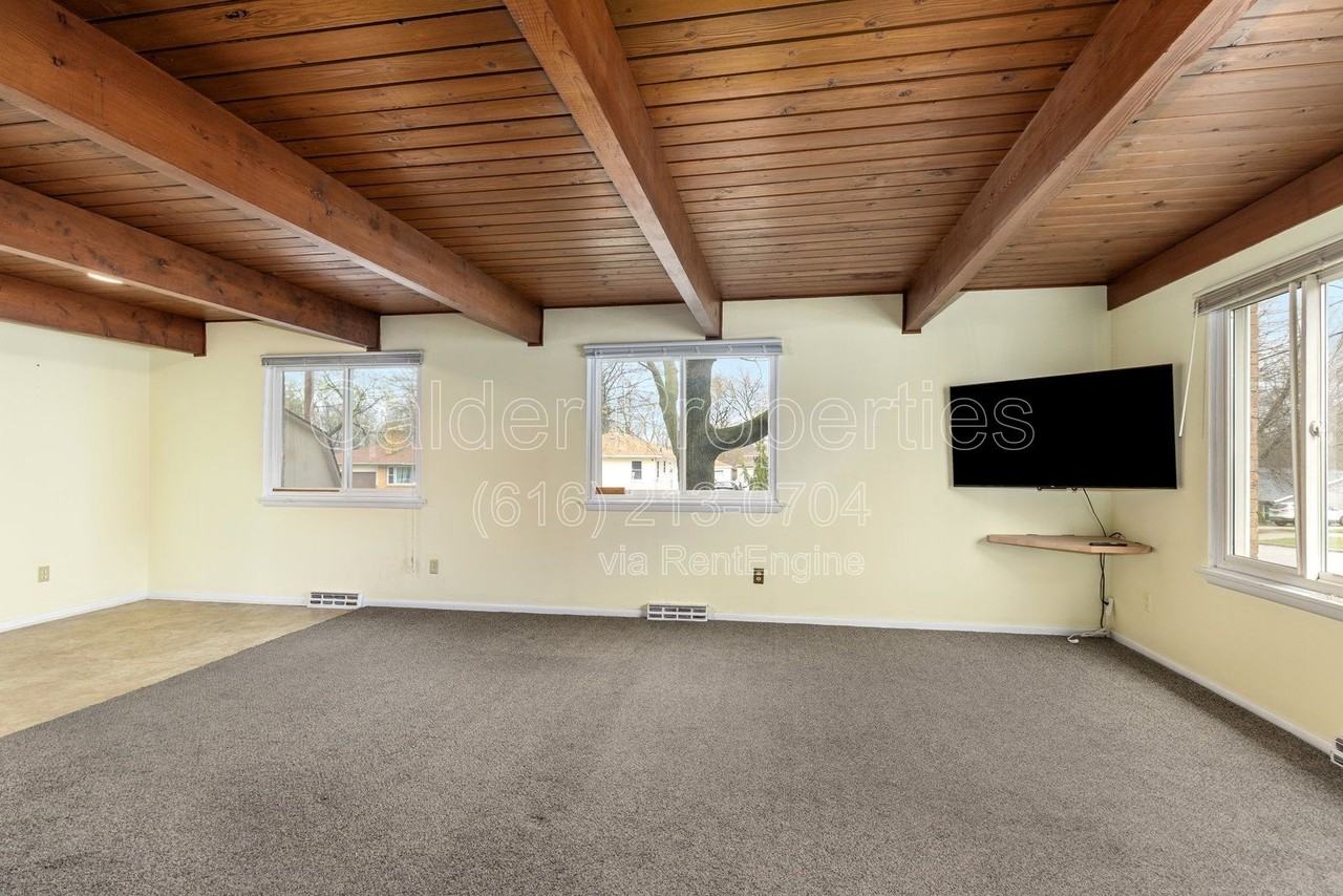 841 Houseman Ave Ne - Photo 7 of 30