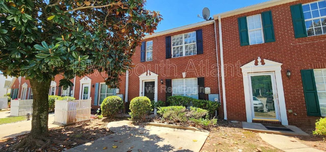 5798 Strathmoor Manor Cir