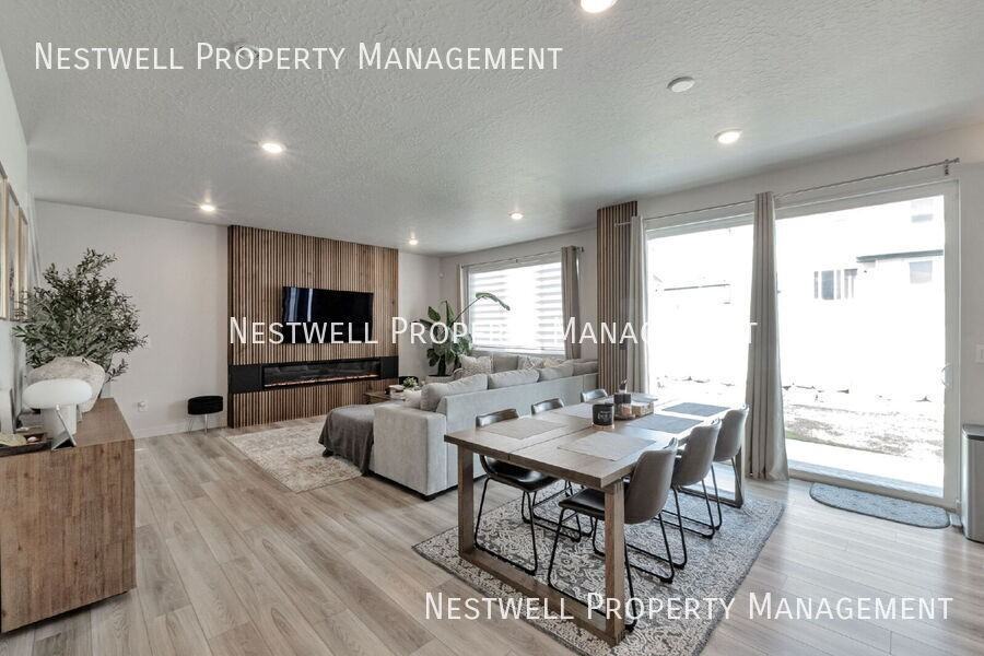 2561 N Geranium Dr - Photo 2 of 30