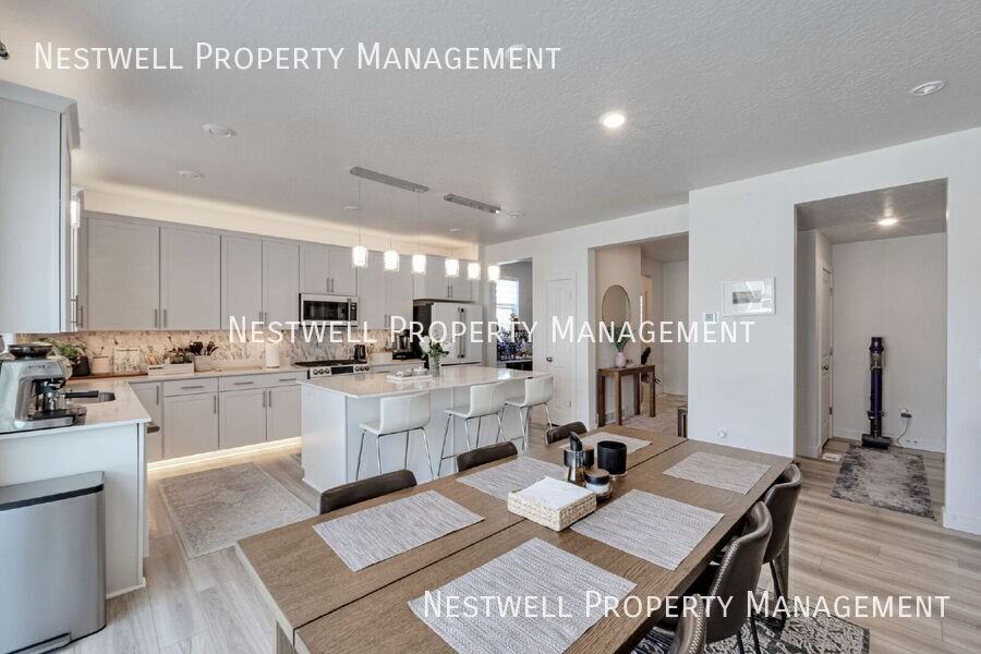 2561 N Geranium Dr - Photo 3 of 30