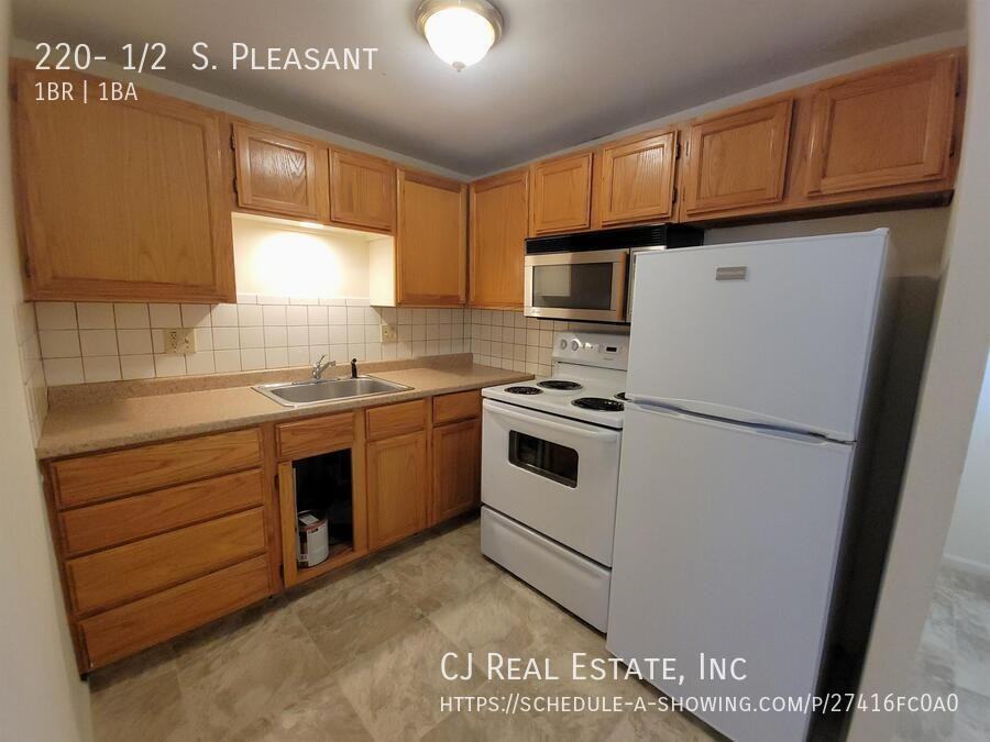 220 1/2 S Pleasant St - Photo 4 of 9