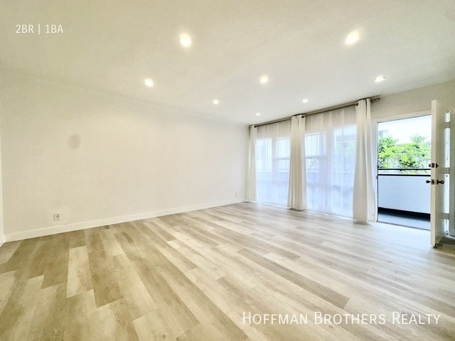 442 S Oakhurst Dr #4 - Photo 3 of 9