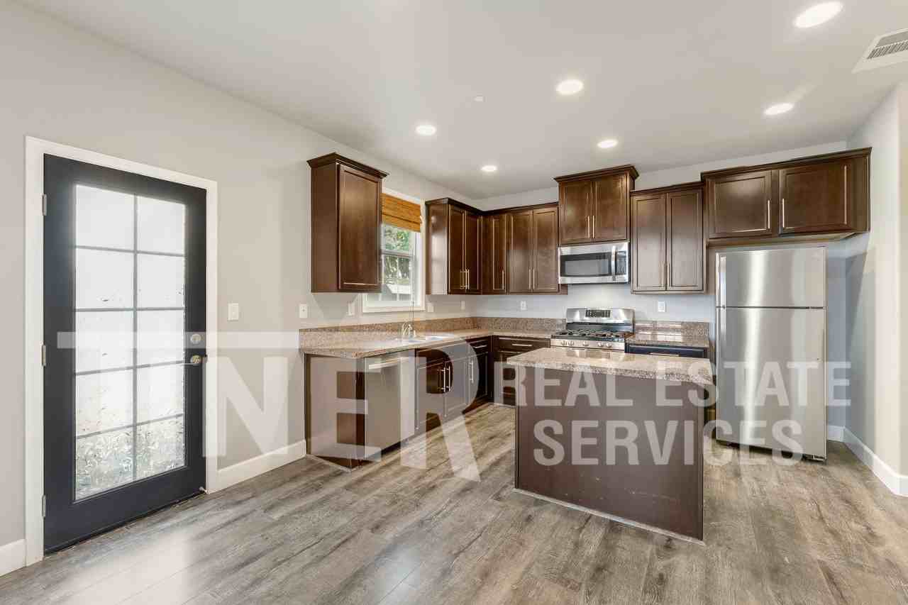 1040 Matthews Run Way - Photo 3 of 31