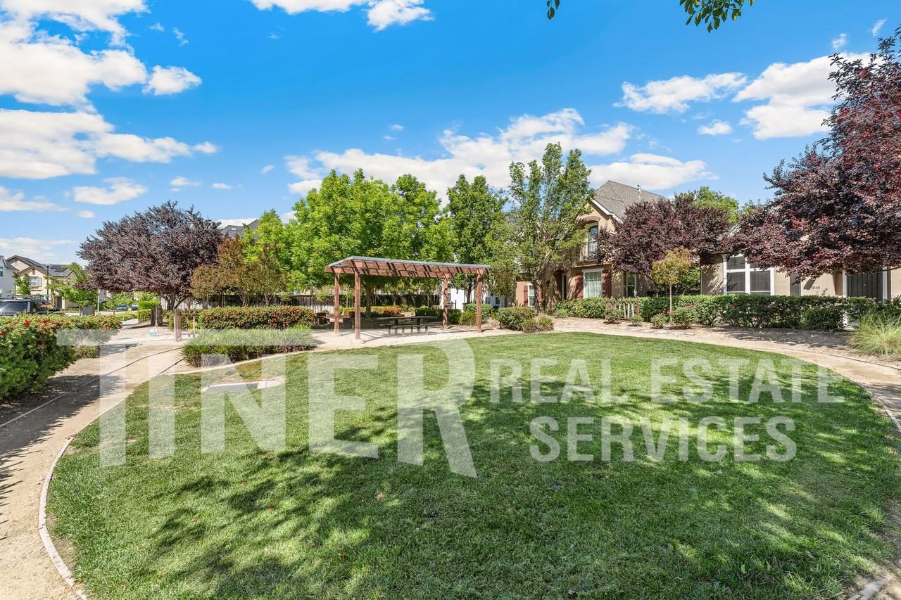 1040 Matthews Run Way - Photo 4 of 31