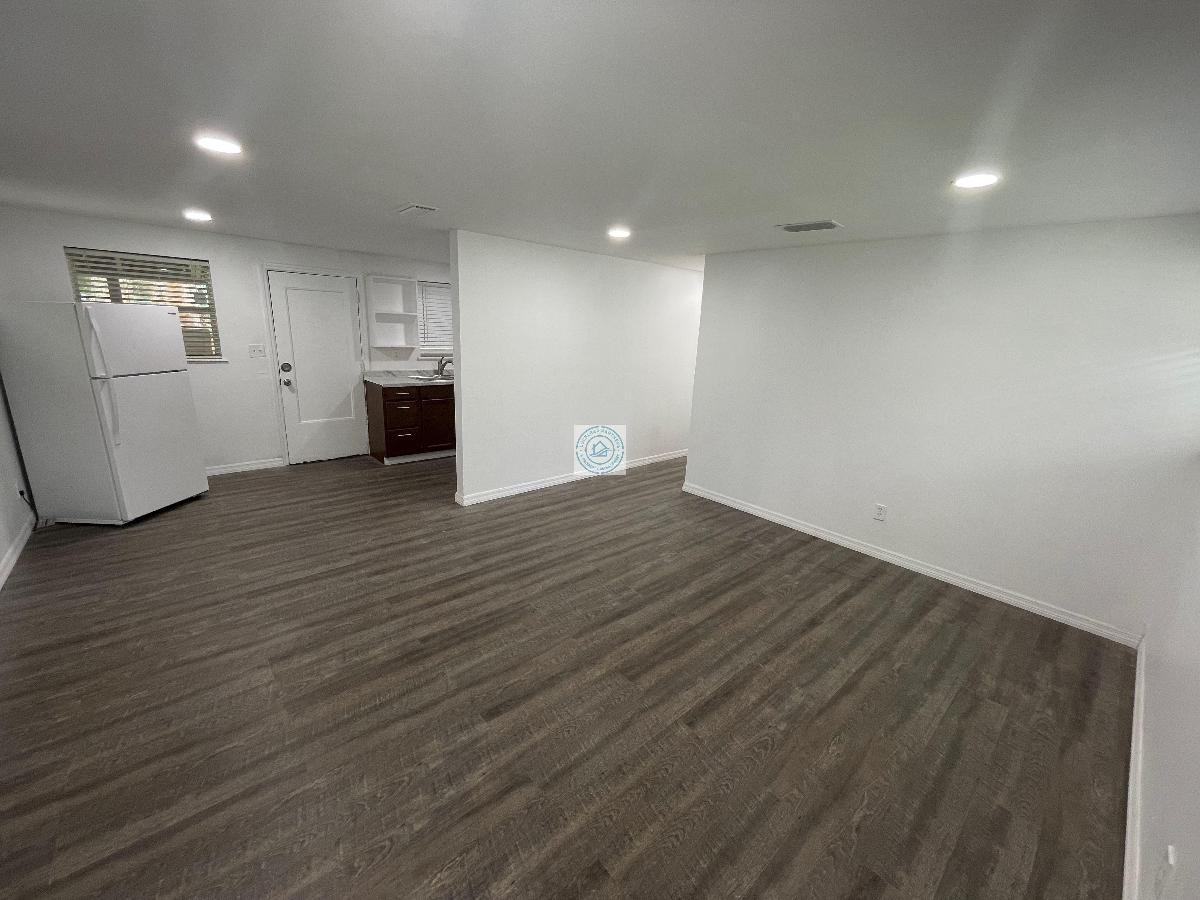 2626 Broadway Ave - Photo 2 of 11