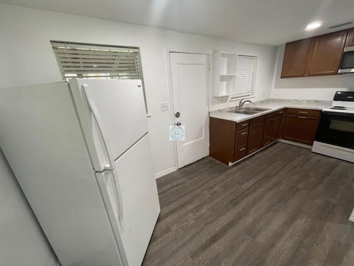 2626 Broadway Ave - Photo 3 of 11