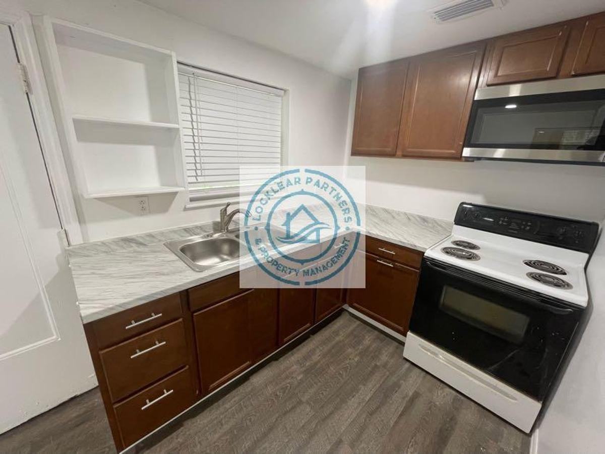 2626 Broadway Ave - Photo 4 of 11