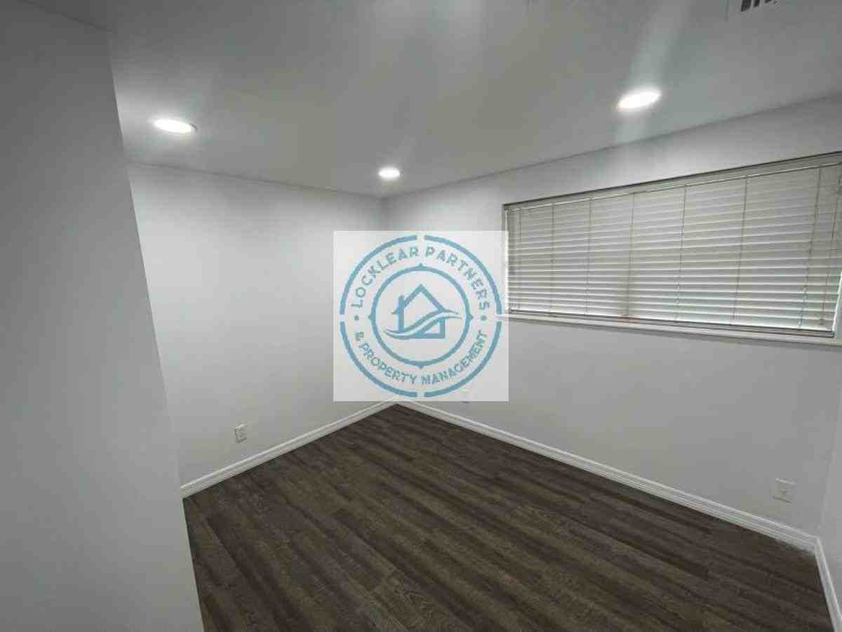 2626 Broadway Ave - Photo 7 of 11