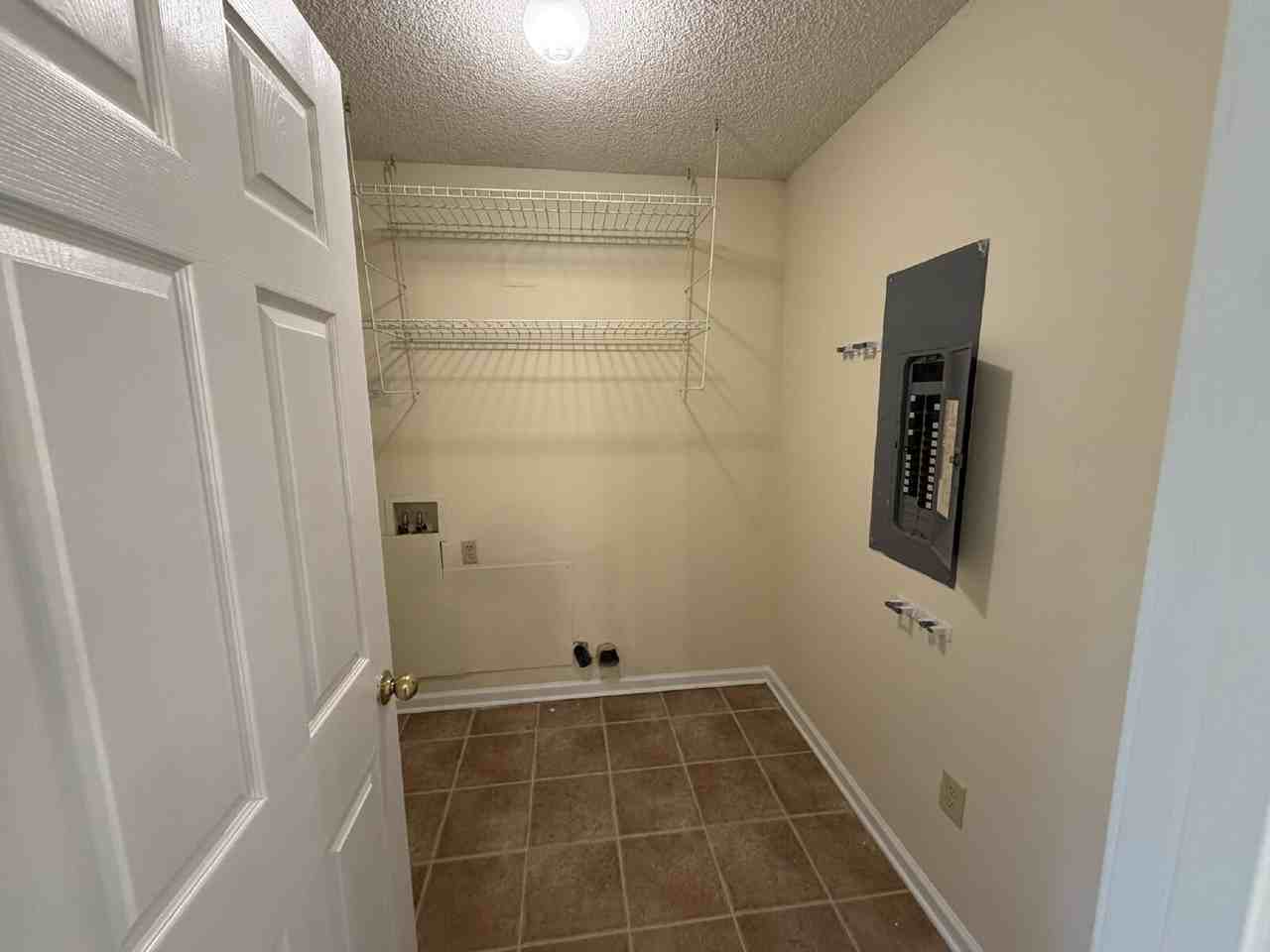 942 Poppleton Dr - Photo 4 of 11