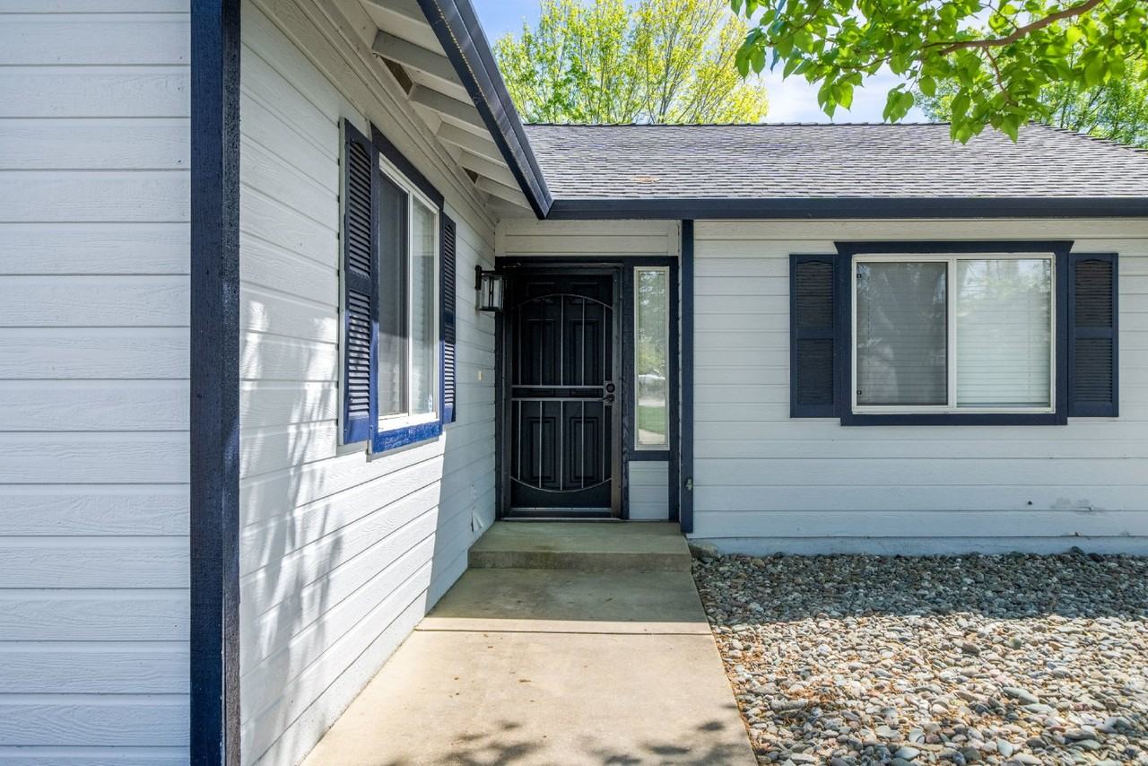 855 Montcrest Dr - Photo 2 of 30