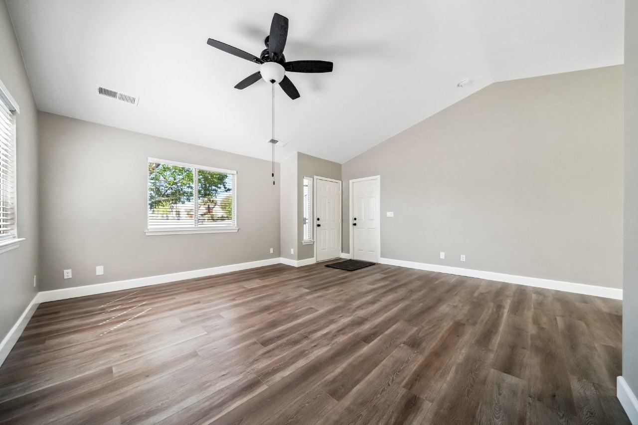 855 Montcrest Dr - Photo 3 of 30