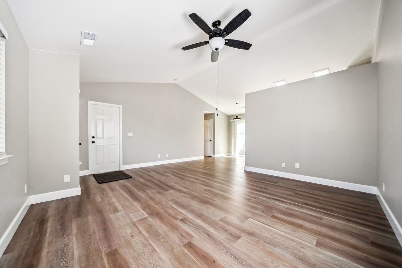 855 Montcrest Dr - Photo 4 of 30