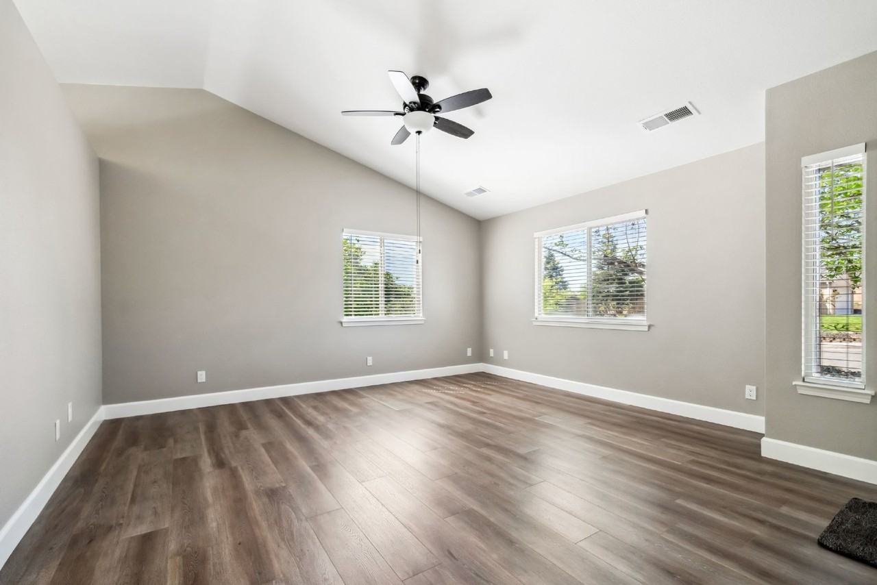 855 Montcrest Dr - Photo 5 of 30