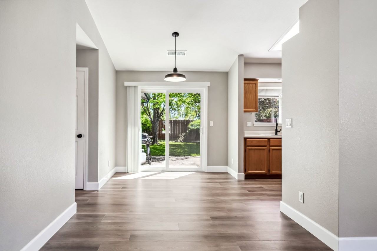 855 Montcrest Dr - Photo 6 of 30