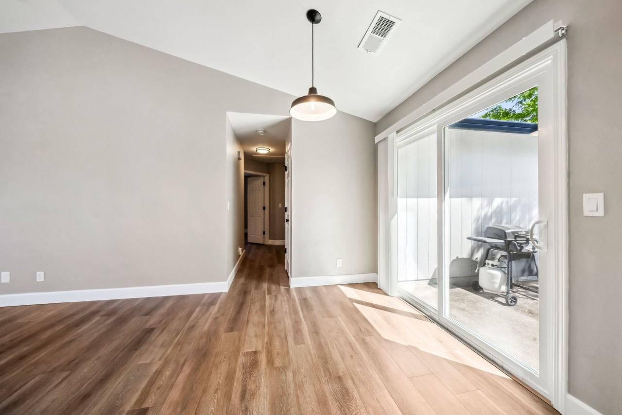 855 Montcrest Dr - Photo 7 of 30