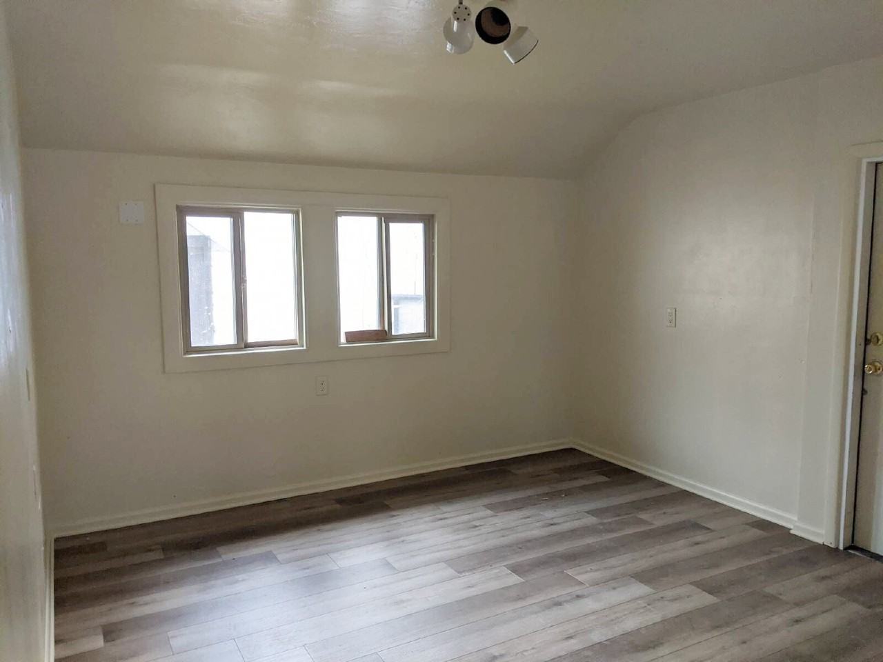 960 W 5th Ave - Photo 6 of 18