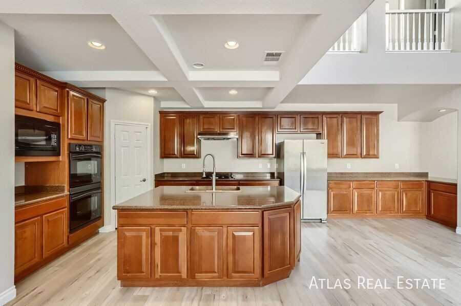 5721 Red Roof St - Photo 3 of 34