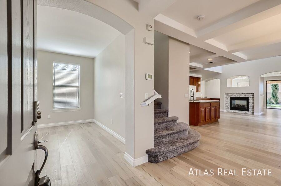 5721 Red Roof St - Photo 5 of 34