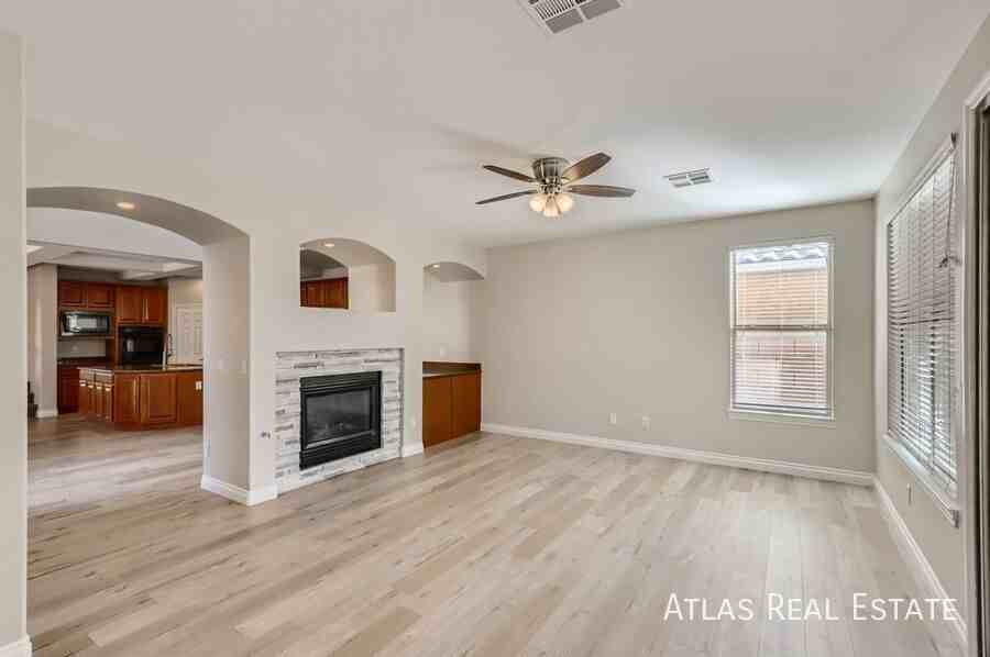 5721 Red Roof St - Photo 6 of 34