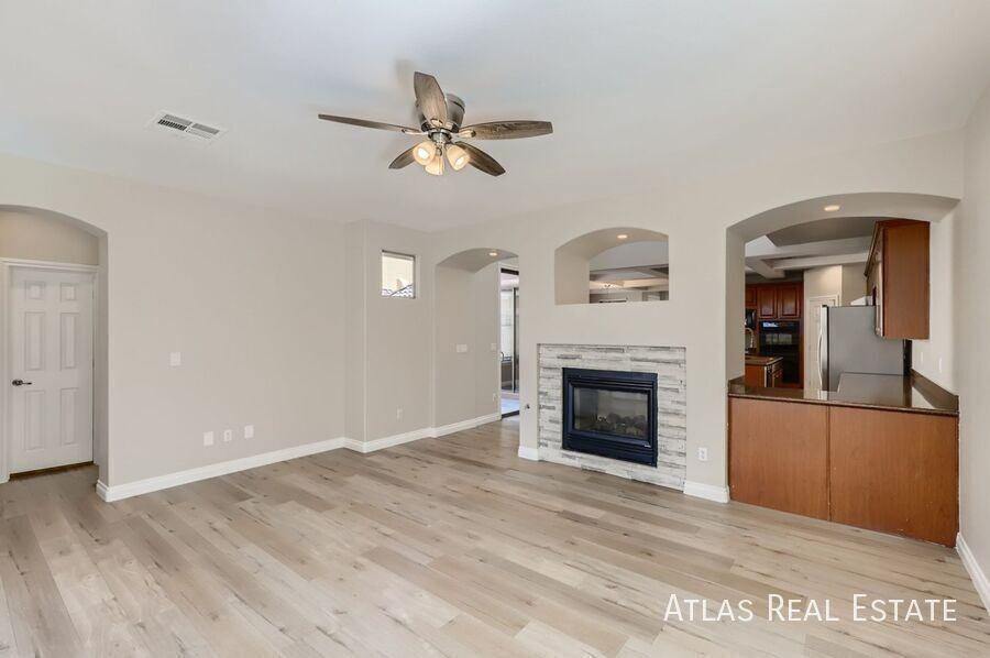 5721 Red Roof St - Photo 7 of 34