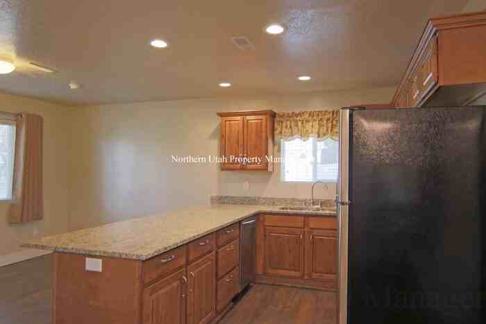 37 W 300 N Apt 1 - Photo 4 of 17