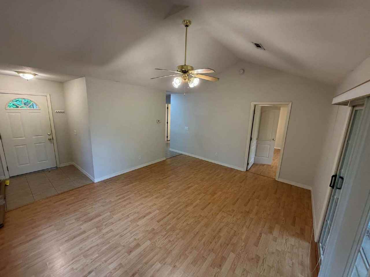 111 E Rock St - Photo 6 of 19