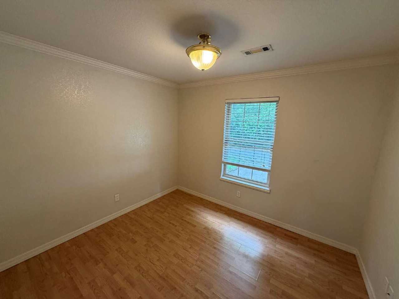 111 E Rock St - Photo 7 of 19