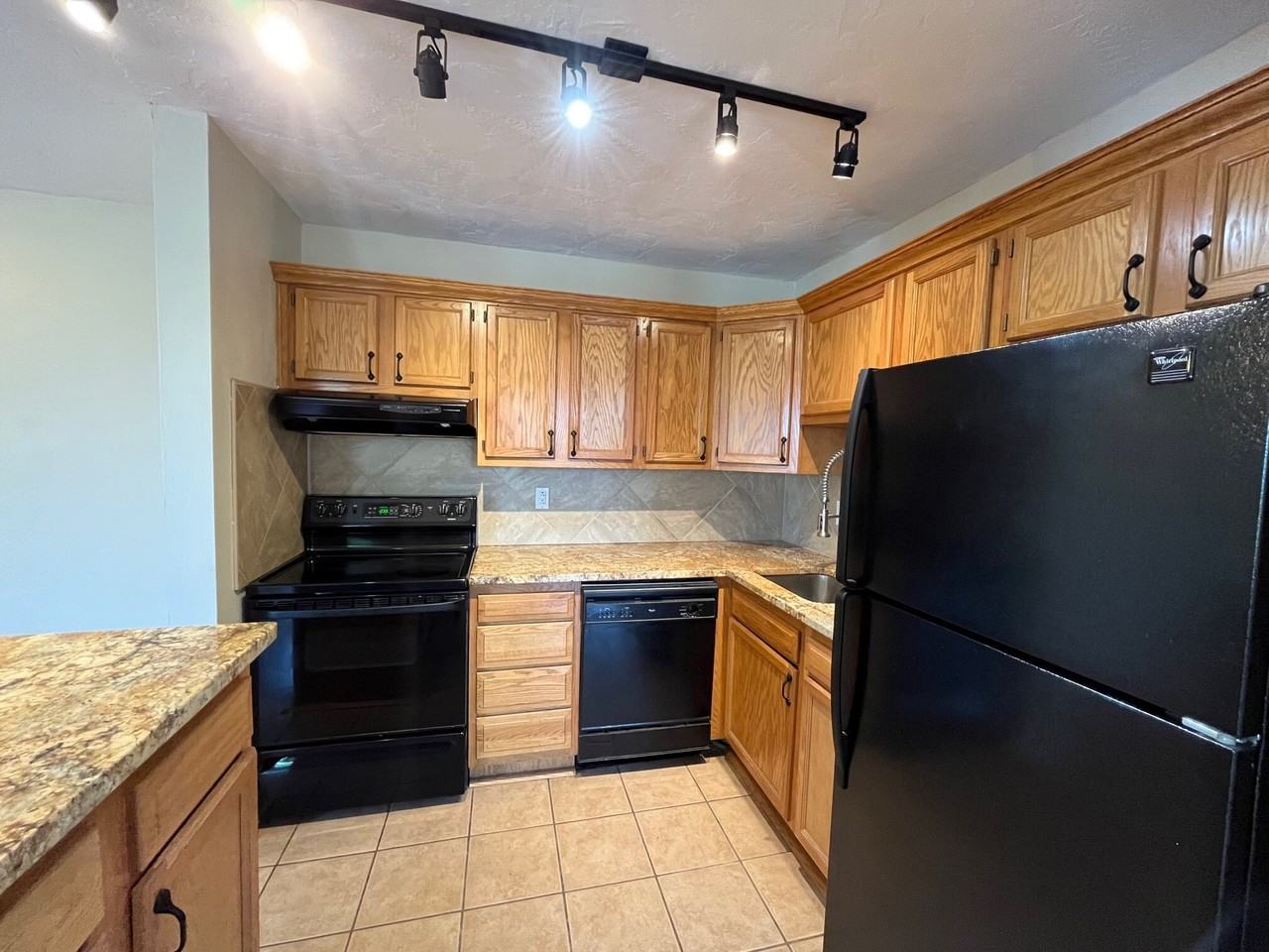 Fifth 6780 - Photo 5 of 24