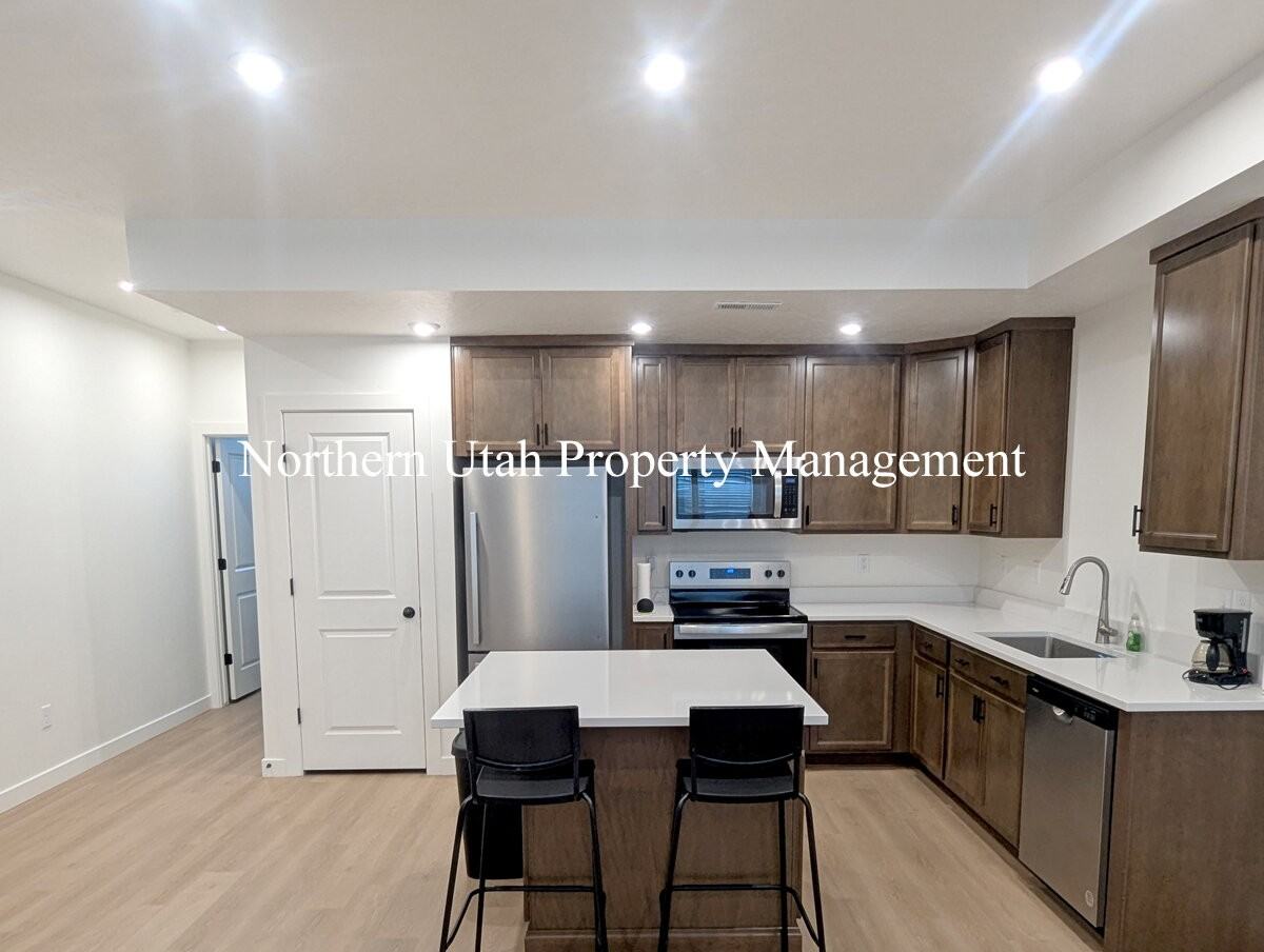 247 E 1850 N #3 - Photo 5 of 23