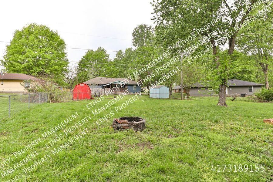 109 S Allen Ave - Photo 2 of 15