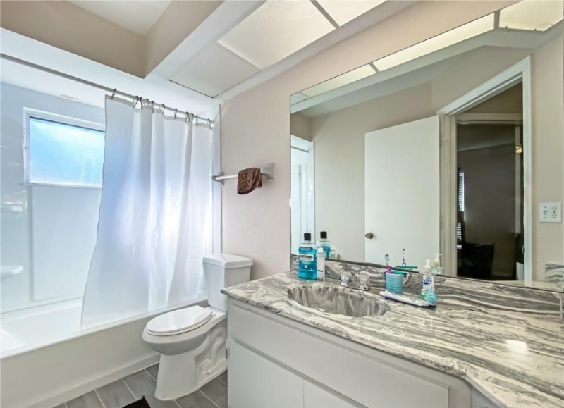 2134 Country Club Blvd - Photo 4 of 8