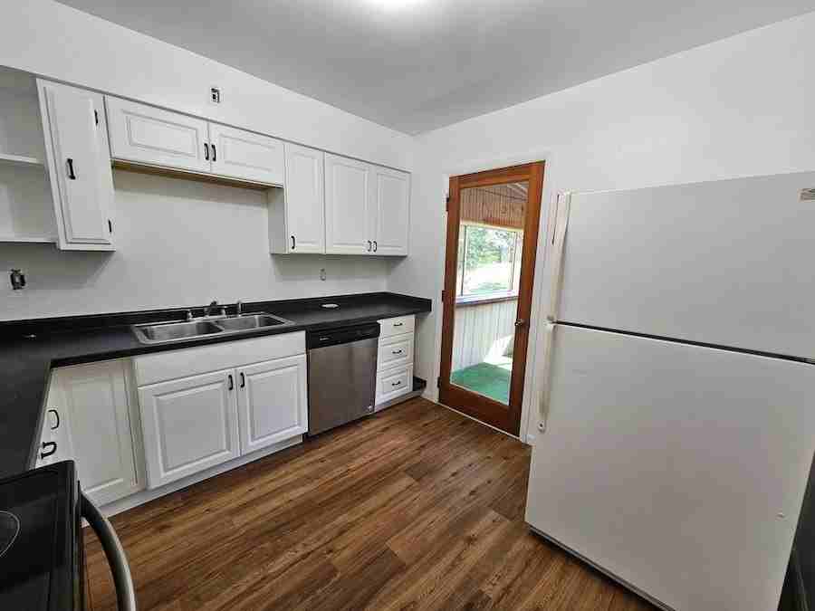 677 Peach Tree Ln - Photo 7 of 25